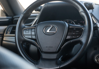 Подержанный автомобиль Lexus ES 2018 года (14 фото)