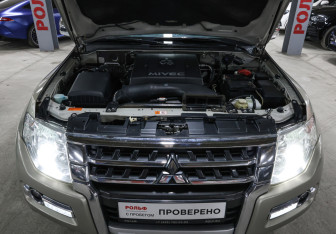 Подержанный автомобиль Mitsubishi Pajero 2017 года (9 фото)
