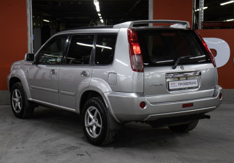 Подержанный автомобиль Nissan X-Trail 2005 года (7 фото)