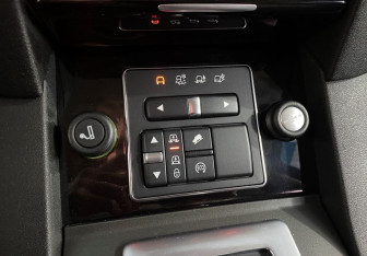 Подержанный автомобиль Land Rover Discovery 2015 года (18 фото)