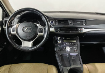 Подержанный автомобиль Lexus CT 2011 года (12 фото)
