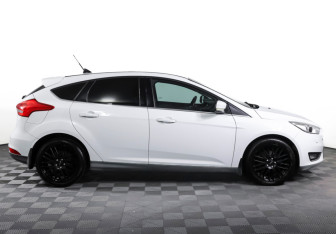 Подержанный автомобиль Ford Focus Hatchback 2017 года (4 фото)