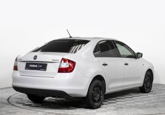 Подержанный автомобиль Skoda Rapid Liftback 2015 года (5 фото)