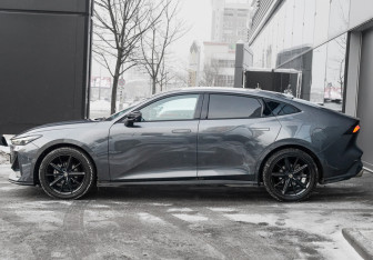 Подержанный автомобиль Changan UNI-V 2023 года (8 фото)