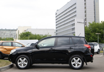 Подержанный автомобиль Toyota RAV4 2006 года (6 фото)