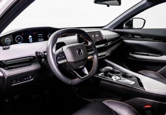 Подержанный автомобиль Changan UNI-V 2023 года (12 фото)