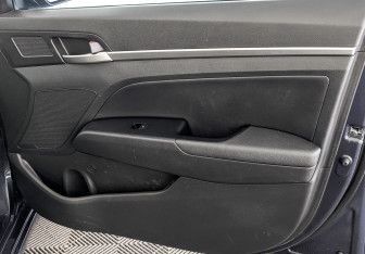 Подержанный автомобиль Hyundai Elantra Sedan 2019 года (25 фото)