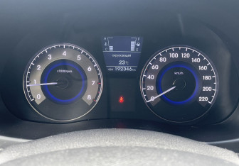 Подержанный автомобиль Hyundai Solaris Sedan 2013 года (17 фото)