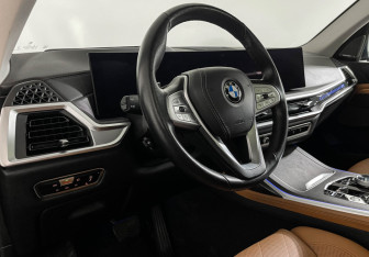 Подержанный автомобиль BMW X7 2022 года (12 фото)
