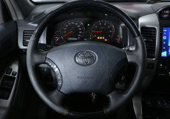 Подержанный автомобиль Toyota Land Cruiser Prado 2007 года (10 фото)
