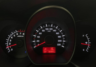 Подержанный автомобиль Kia Rio Sedan 2015 года (15 фото)