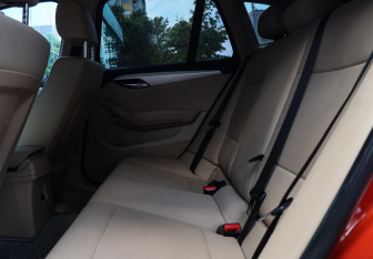 Подержанный автомобиль BMW X1 2013 года (8 фото)