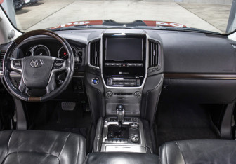 Подержанный автомобиль Toyota Land Cruiser Suv 2015 года (14 фото)