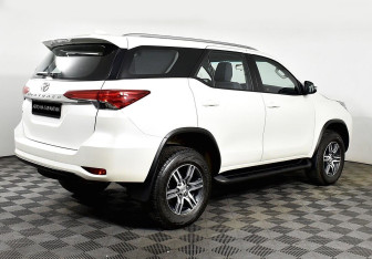 Подержанный автомобиль Toyota Fortuner 2020 года (3 фото)
