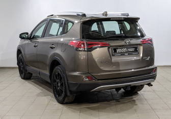 Подержанный автомобиль Toyota RAV4 2016 года (7 фото)