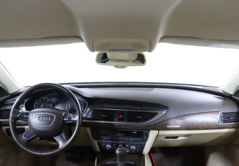 Подержанный автомобиль Audi A7 2011 года (12 фото)