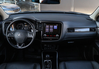 Подержанный автомобиль Mitsubishi Outlander 2021 года (9 фото)