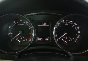 Подержанный автомобиль Skoda Superb Liftback 2010 года (13 фото)