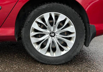 Подержанный автомобиль Peugeot 308 Hatchback 2010 года (16 фото)