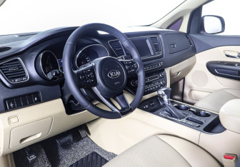 Подержанный автомобиль Kia Carnival 2020 года (16 фото)