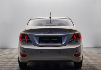 Подержанный автомобиль Hyundai Accent Sedan 2011 года (4 фото)