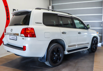 Подержанный автомобиль Toyota Land Cruiser Suv 2014 года (4 фото)