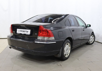 Подержанный автомобиль Volvo S60 2005 года (4 фото)