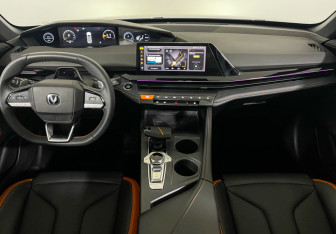 Подержанный автомобиль Changan UNI-V 2023 года (12 фото)