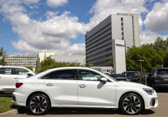Подержанный автомобиль Audi A3 Sedan 2022 года (3 фото)