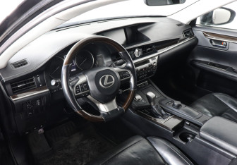 Подержанный автомобиль Lexus ES 2015 года (9 фото)