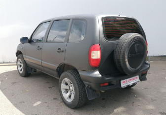 Подержанный автомобиль Chevrolet Niva 2008 года (7 фото)