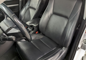 Подержанный автомобиль Toyota Hilux 2015 года (14 фото)