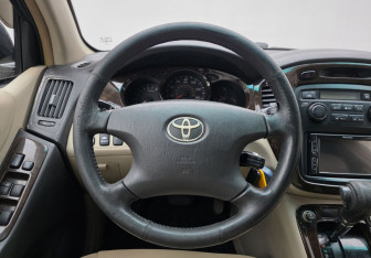 Подержанный автомобиль Toyota Highlander 2003 года (12 фото)