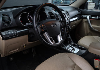 Подержанный автомобиль Kia Sorento 2011 года (11 фото)