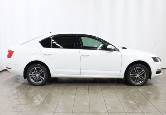 Подержанный автомобиль Skoda Octavia Liftback 2019 года (7 фото)