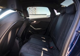 Подержанный автомобиль Audi A4 Sedan 2019 года (13 фото)