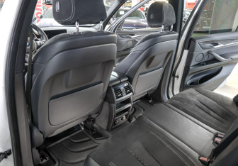Подержанный автомобиль BMW X5 2017 года (12 фото)