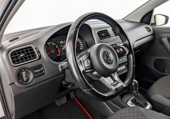 Подержанный автомобиль Volkswagen Polo Sedan 2018 года (16 фото)