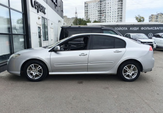 Подержанный автомобиль Renault Laguna Liftback 2008 года (8 фото)