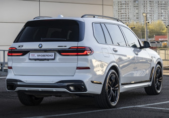 Подержанный автомобиль BMW X7 2022 года (6 фото)
