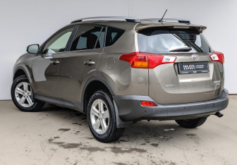 Подержанный автомобиль Toyota RAV4 2014 года (7 фото)