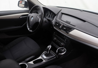 Подержанный автомобиль BMW X1 2014 года (10 фото)