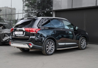 Подержанный автомобиль Mitsubishi Outlander 2019 года (4 фото)