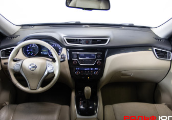 Подержанный автомобиль Nissan X-Trail 2016 года (11 фото)