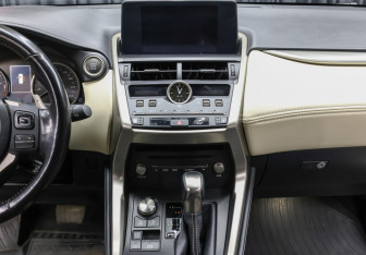 Подержанный автомобиль Lexus NX 2021 года (15 фото)