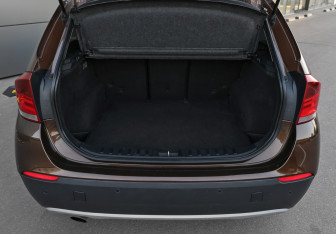 Подержанный автомобиль BMW X1 2011 года (9 фото)