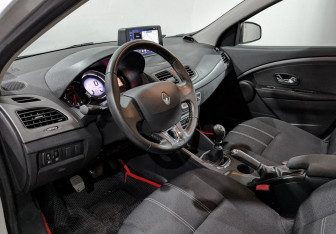 Подержанный автомобиль Renault Fluence 2014 года (15 фото)