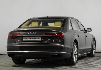 Подержанный автомобиль Audi A8 2014 года (5 фото)