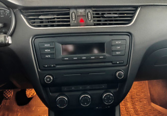 Подержанный автомобиль Skoda Octavia Liftback 2014 года (12 фото)