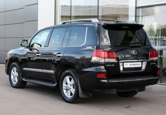 Подержанный автомобиль Lexus LX 2013 года (7 фото)